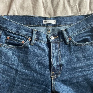 Lågmidjade jeans - Stl 34 Gina tricot jeans. Längden passar på mig som är 175, vilket gör att de har passat även om jag varit på gränsen till stl 36. Lågmidjat!💕 modellen är rak.