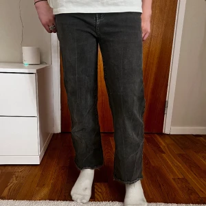 grå svarta byxor - säljer för de är förkorta, andvända ettpar gånger