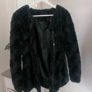 Pälsjacka  - Mörkgrön pälsjacka som inte används. Fint skick🤍