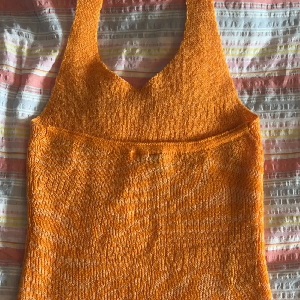 Orange halterneck klänning som är perfekt inför sommaren. Endast använd ett fåtal gånger och därmed i bra skick. Klänningar.