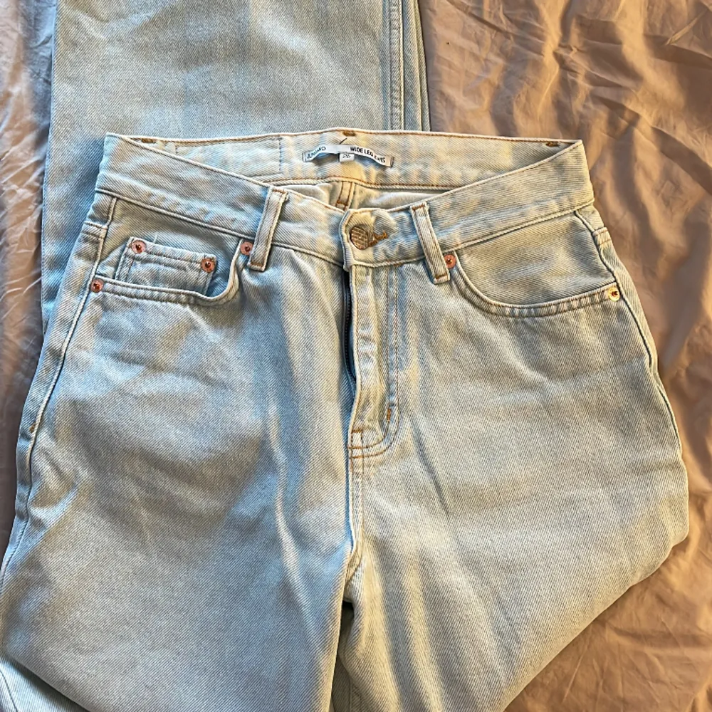 Vida Mid-rise jeans från junkyard. Fint skick. Nypris runt 600. Jättefin och somrig blå färg 🌞 . Jeans & Byxor.