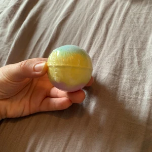 Badbomb  - En badbomb i olika färger och i doften marshmallows. 