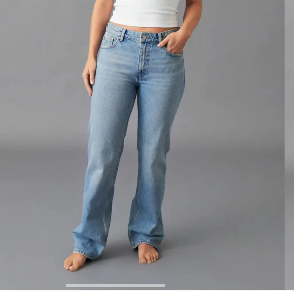 Säljer dessa populära jeans( los Waits straight från Gina tricot) i storlek 36! Skriv för egna bilder, finns en jätteliten defekt på ena knät men inget som märks❤️❤️. Jeans & Byxor.