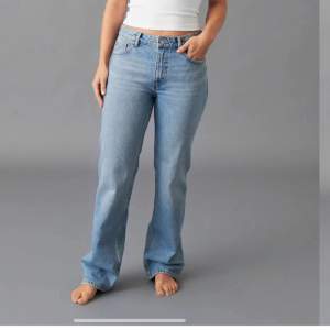 Säljer dessa populära jeans( los Waits straight från Gina tricot) i storlek 36! Skriv för egna bilder, finns en jätteliten defekt på ena knät men inget som märks❤️❤️