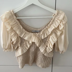 virkad topp - Intressekoll på denna fina toppen, aldrig använd. Köpt i Göteborg minns inte vilken butik. Den är i Onesize men skulle säga runt S-M🩷