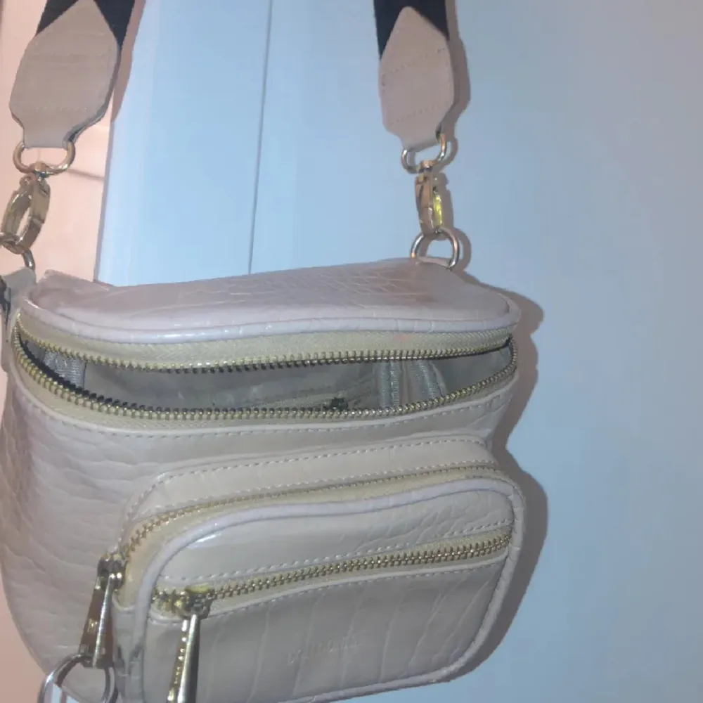 FRI FRAKT Fin väska från dondonna (köpt i Afrika) för 800 kr, köptes runt ett halvårsen sparsamt använd! ❤️ det går att ändra längd på bandet❤️ tveka inte att kontakta vid frågor . Väskor.