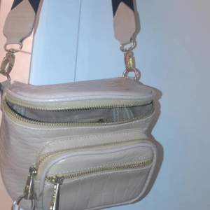 FRI FRAKT Fin väska från dondonna (köpt i Afrika) för 800 kr, köptes runt ett halvårsen sparsamt använd! ❤️ det går att ändra längd på bandet❤️ tveka inte att kontakta vid frågor 