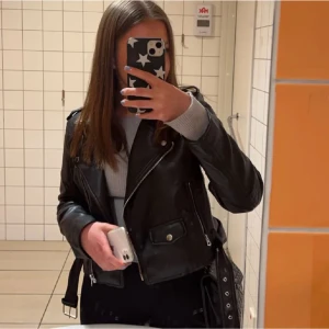 Skinnjacka  - Skinnjacka från Pull & beat i storlek L men den sitter som s för storlekarna är små💕