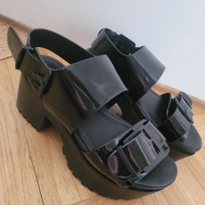 Svarta Platå Sandal Sandaletter Platform lack stl.36 - Svarta sandaletter Platform Platå, Monki stl.36 Endast använda inomhus. Som nya!  Säljer i bef skick. Inget byte.