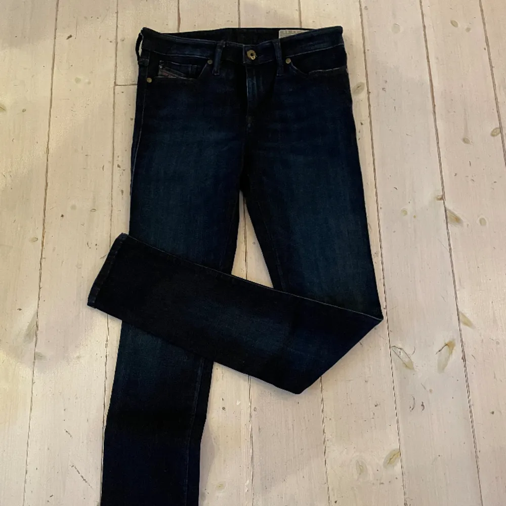 Säljer nu ett par slim diesel jeans i storlek 28 Jeansen är i väldigt fint skick. Jeans & Byxor.