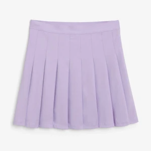 Lila Tenniskjol  - Lila twnniskjol från hm, 37 cm i midjan, strl 40 men sitter mer som en 38, alltså liten i strl. Aldrig använd   Kan mötas upp i centrala Sthlm eller handen. Köparen står för frakt. 