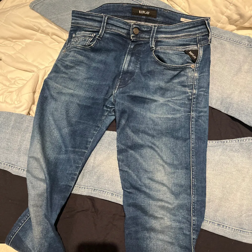 Replay anbass jeans i färgen blå. Storlek 32/32 och modellen på bilden är 182 cm. Fint skick, köp för endast 599kr. Jeans & Byxor.
