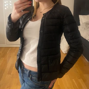 Vårjacka  - Säljer denna as snygga jacka då den är lite tight! Jackan är i bra skick! Hör av er vid funderingar!💗💗