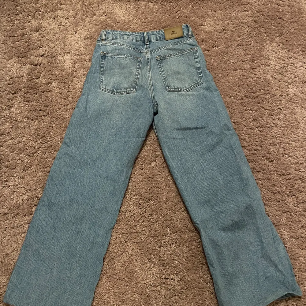 Säljer mina ljusblåa vida jeans från Nelly då dem inte kommer till användning. Dem är uppsydda till mig som är 158 cm. Jeansen är jätte bra sick. :). Jeans & Byxor.