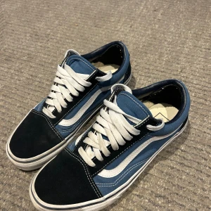 Vans - Vans,nästa helt nya har använt cirka 2-5 gånger nåt smuts på skosnörena annars inget med er går att få bort.