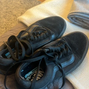 Vans Old School - Säljer då jag använt dom 2 gånger men ej har användning för dom längre. Storlek 35.5 men dom är stora i storleken så passar en 36a också 
