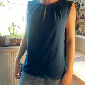 Mörkblå blus - Så fin blus från HM den har legat i min garderob ganska länge så vet inte original priset! Storle S men den är ganska stor i storleken. Pris kan diskuteras 