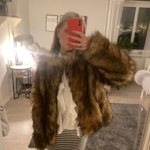 Pälsjacka - Fusk-pälsjacka i bra skick!