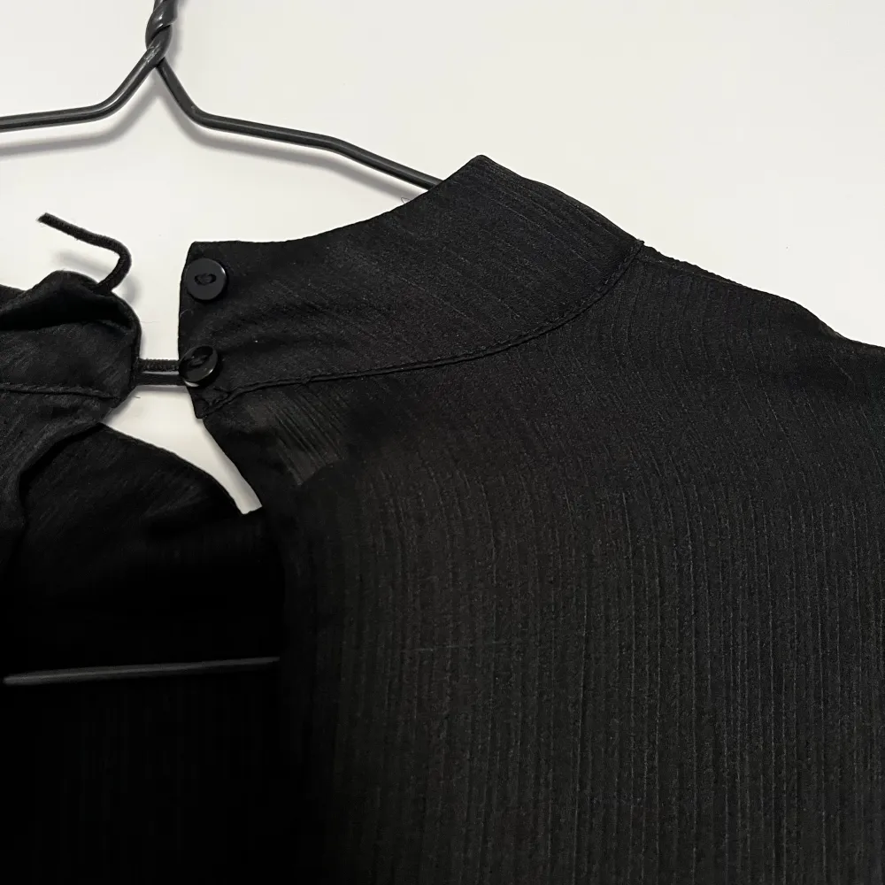 Jättefin svart blus som inte kommer till användning, genomskinligt material. En difelt vid knapparna men går enkelt att sy🤩. Blusar.