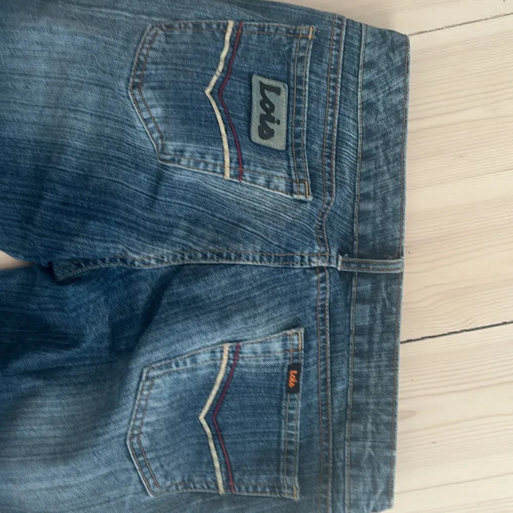 Sjukt unika och coola jeans från Lois! I storleken 36/28. De är väldigt långa och passar bra på mig som är 177!❤️. Jeans & Byxor.