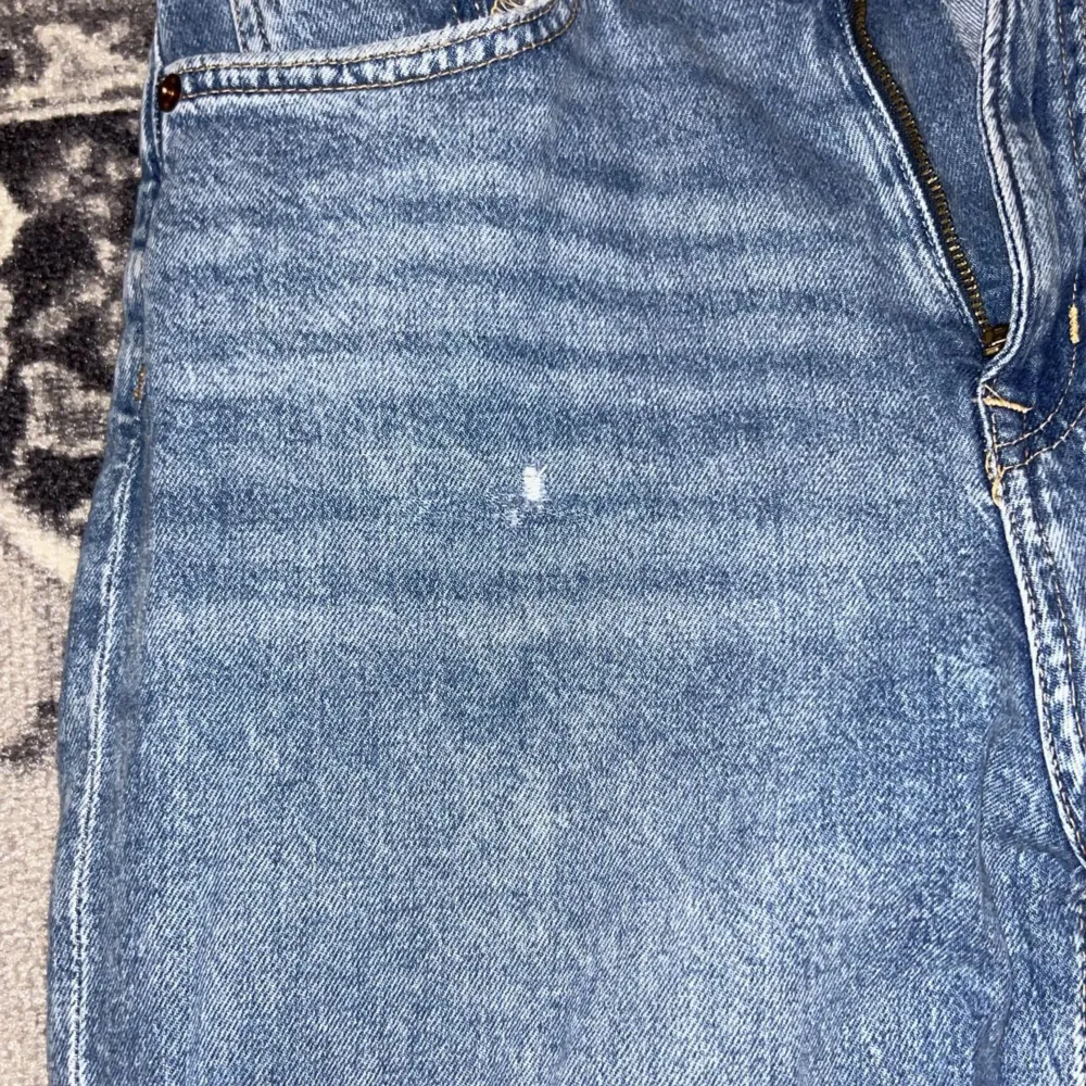 Jeans från h&m, använda ett par gånger, har typ små slitningar som detaljer,vida i benen, 70+ frakt. Jeans & Byxor.