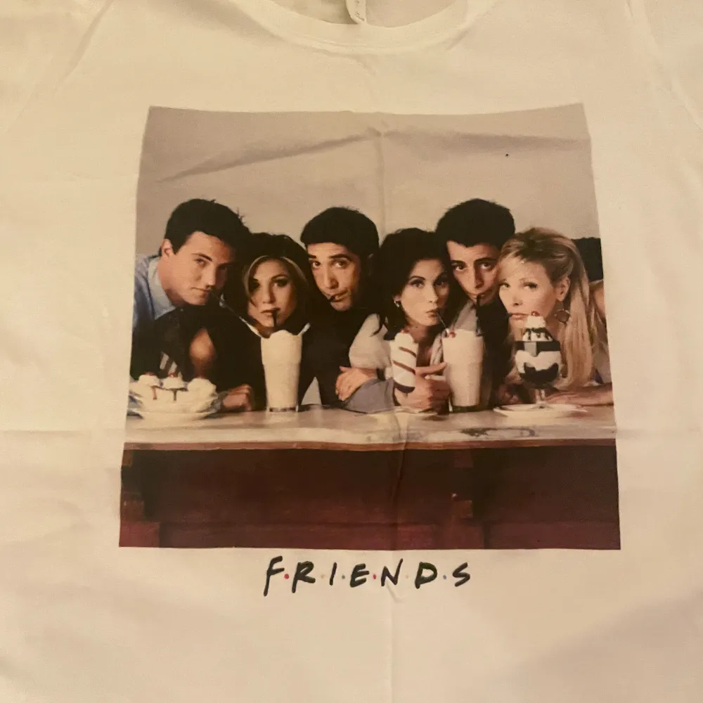 en friends tröja från hm. tröjan är av ett lättare material. storlek L. om ni har några frågor får ni gärna höra av er! :). T-shirts.