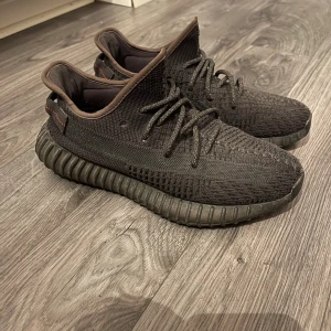 adidas Yeezy Boost 350 V2 - Riktigt sköna skor, Säljes pga ingen användning av dem. Storlek 42 Box och kvitto finns, Nypris ca 5000kr  