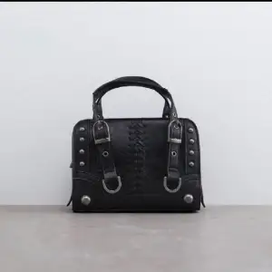 Jätte fin väska från zara som inte går att köpa längre 💕 säljer pga vill ha en annan väska☺️jätte bra skick❣️