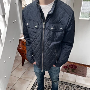 Riley Jacka - Riley jacka. För trevlig sommar/höstjacka. Silver zip. Schysst passform och en allmänt färsh jacka.👕 Nästan helt ny. Kom dm för mer frågor!😁 pris går att diskutera💶