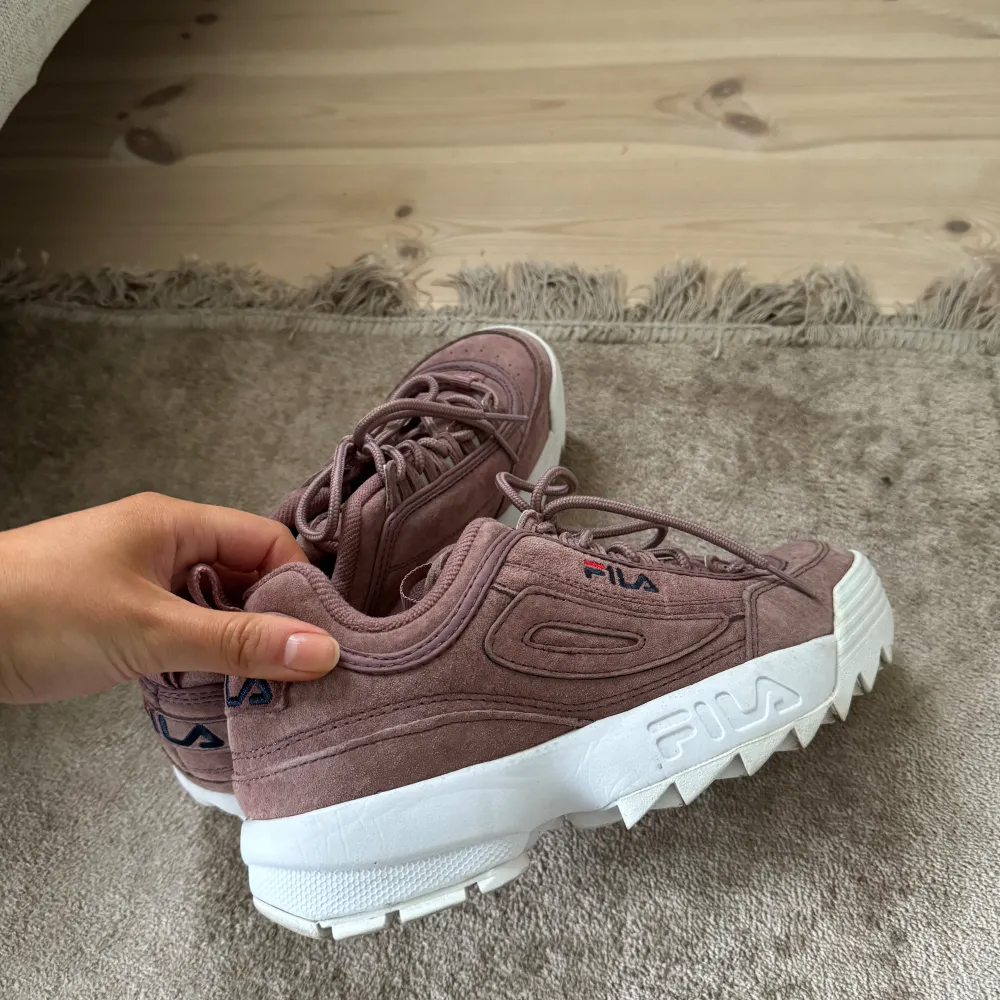 Fila Disruptor sneakers Färg: dust pink (rosa) Material: mocka  Storlek: 39 . Skor.