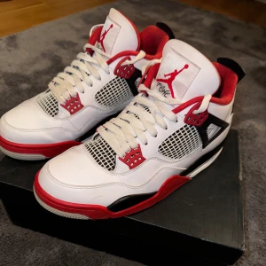 Jordan 4 Retro Fire Red - Jordan 4, använd fåtal gånger. Pris kan diskuteras vid snabbaffär. Skick 9/10 
