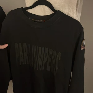 Parajumper Sweatshirt - Tja, säljer nu min parajumper sweatshirt som är i bra skick och storlek M. Köpt på johnells för något år sedan och sällan använd. Passar mig inte längre så det blir att sälja den. Nypris runt 2000kr. Självklart är den även äkta.