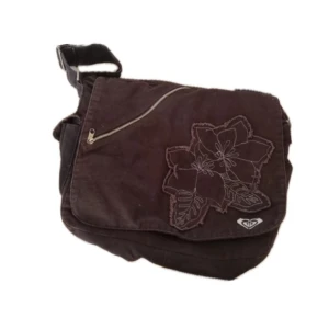 Vintage Väska - Skit gullig väska med fint brodyr på framsidan 🖤 Mycket rymlig!! 