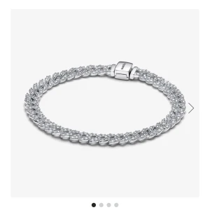 Pandora armband - Säljer detta armband då det är för stort! Det är i storlek 18(cm). Använd 2 gånger, nyskick!!  Passar även killar Nypris 2200kr - mitt pris 2000kr