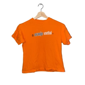 Vintage Holland T-Shirt - Vintage Nike Holland/Nedeländerna T-shirt i storlek M i Junior-size! Alltså 152 cm. Funkar även som babytee. Hör av dig om du har några frågor!!😊😊