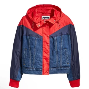 Levis denim jacka - En unik Levis denim jacka. Sitter jätte fin och en original-truckerjacka. Den fulländar en outfit. Det är svårt att hitta en jacka med en enklare form, flexiblare tyngd och denna coola känsla. Storlek s.