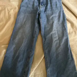 Högmidjade jeans från Lindex använda 2 gånger så väldigt bra skick, i storlek 146💓