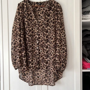 Tuff tunika  - Leopard tunika . I nyskick 