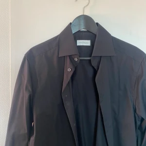 Oversized skjorta - Hör av dig om du har några frågor! Säljer ut hela garderoben så kolla gärna igenom min profil så kan jag samfrakta, evt ge rabatt!