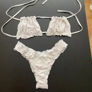 Vit oanvänd bikini (string)  Den är inte genomskinlig  Köpare står för frakt 📦  Bilder med bikini på skickas ej