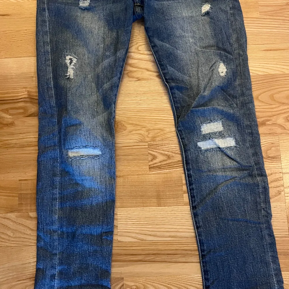 Säljer ett par Levi’s 520 jeans i strl 12. De sitter regular/skinny. Nypris 700kr. Jeans & Byxor.