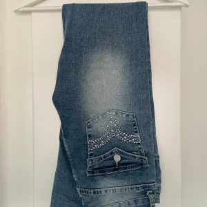 Jeans - Snygga jeans med detaljer på bakfickorna. De är bootcut. Storlek står ej men skulle gissa på s-m. Ej lågmidjade. Använd gärna köp nu💞
