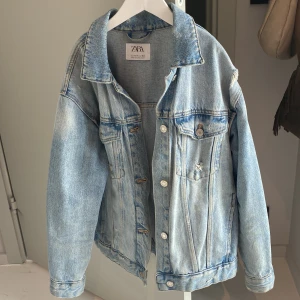 Jeansjacka - Säljer denna sjukt najs jeansjacka från zara!! Perfekt skick och knappt använd. Storlek 13-14 år men motsvarar storlek S. Den passar perfekt på mig. ❤️❤️ Kontakta mig för frågor eller fler bilder.😊