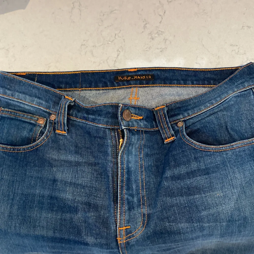 Säljer nu dessa asfeta Nudie Jeans i perfekt skick! Storleken är 31/32 men sitter mer som 30/32. Nypris ligger på 1200kr❌ säljer nu för endast 499kr✅ Hör av dig vid minsta lilla fundering 😊😊. Jeans & Byxor.