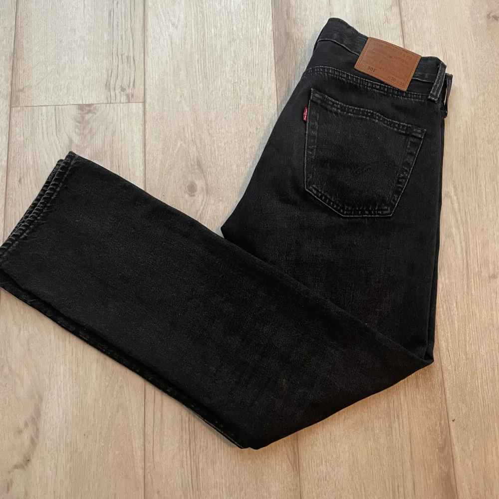 Säljer nu mina Levi’s 501 jeans, väldigt snygga och sköna byxor som ger ett bra utseende. Säljes då dom är För små för mig, sparsamt andvända och hela 9,5/10 skick. Bara att skriva om ni har flera frågor!😃 (bra prut mån finns). Jeans & Byxor.