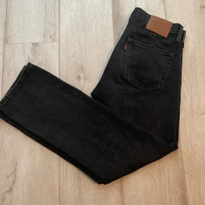 Levi’s 501 Jeans - Säljer nu mina Levi’s 501 jeans, väldigt snygga och sköna byxor som ger ett bra utseende. Säljes då dom är För små för mig, sparsamt andvända och hela 9,5/10 skick. Bara att skriva om ni har flera frågor!😃 (bra prut mån finns)