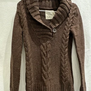 Stickad brun tröja från H&M - Stickad brun tröja. Använd men i bra skick.  Strl 170, använd som Small.  L.O.G.G. by H&M