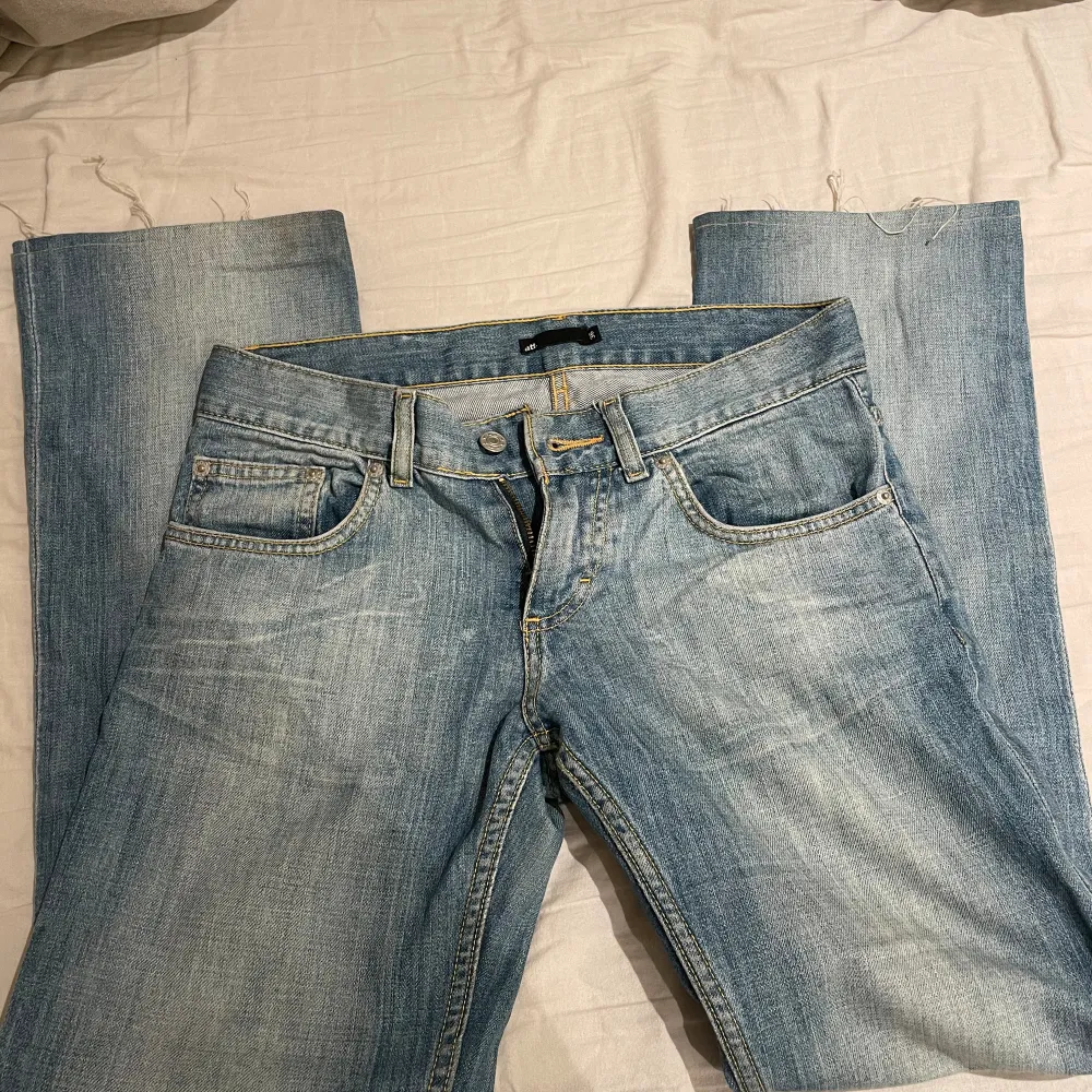 Säljer dessa jeans nu!💗Skitsnygga men tyvärr lite stora i midjan för mig. Dom är köpta på plick innan. Dom är oxå avklippta de nere av hon jag köpte dom av💗. Jeans & Byxor.