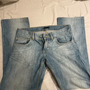 Jeans - Säljer dessa jeans nu!💗Skitsnygga men tyvärr lite stora i midjan för mig. Dom är köpta på plick innan. Dom är oxå avklippta de nere av hon jag köpte dom av💗