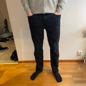 Svarta/ väldigt mörkgrå Levis 541 jeans. Storlek: W34 L34. Riktigt sköna
